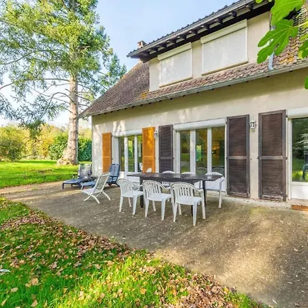Maison Chaleureuse à Saints Avec Jardin Et Terrasse